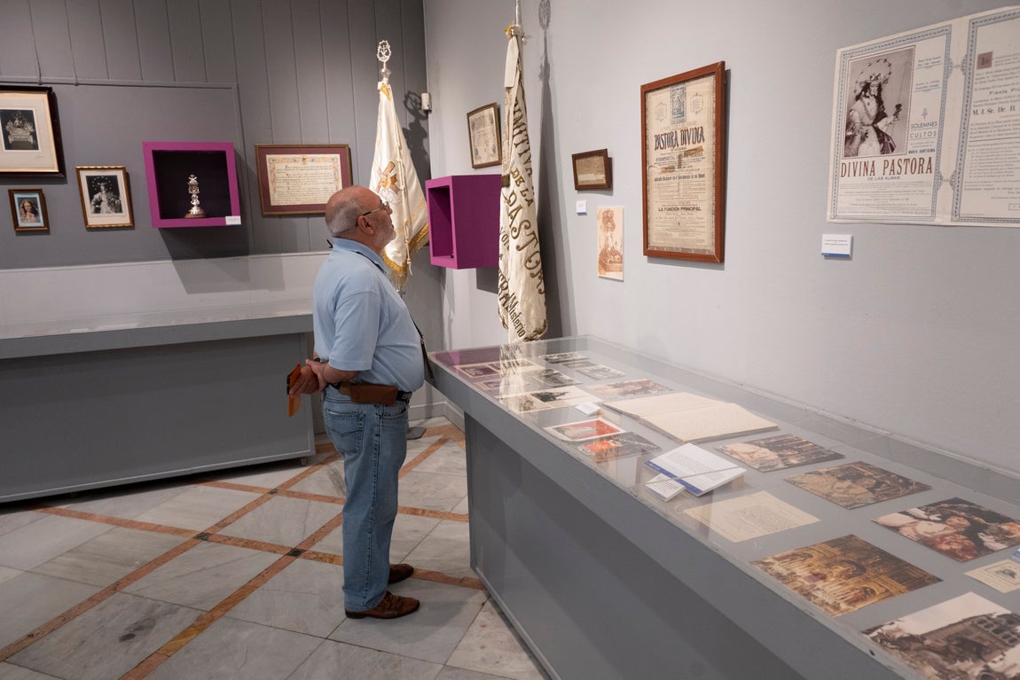 Exposición de la Pastora de Santa Marina en el Mercantil