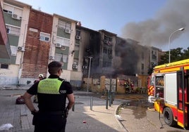 Los bomberos intervienen en un incendio de una vivienda del Polígono Sur de Sevilla sin que haya habido personas afectadas