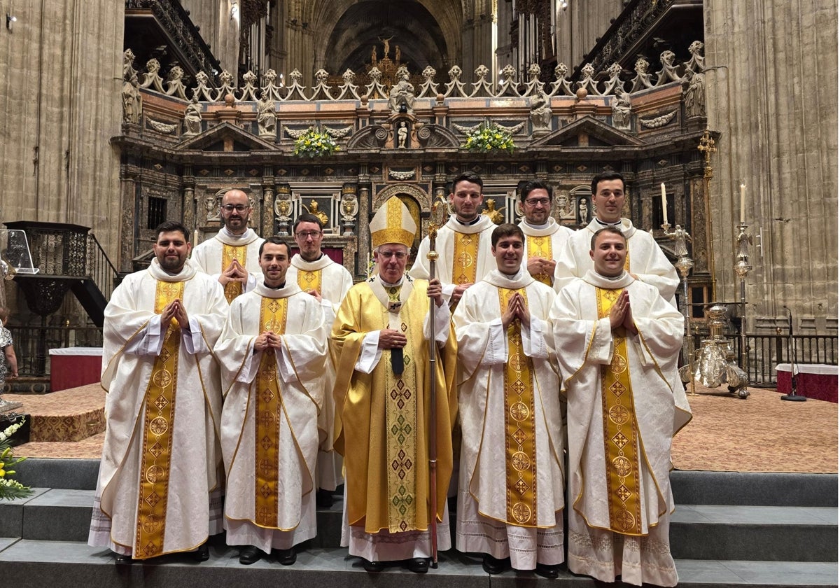 Saiz Meneses con los nuevos sacerdotes recién ordenados