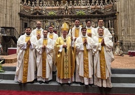 Saiz Meneses con los nuevos sacerdotes recién ordenados