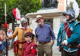 Los Tercios de Olivares recorren las calles de Sevilla con un espectador sorpresa: Arturo Pérez-Reverte