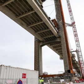 Las obras en el puente del Centenario en Sevilla