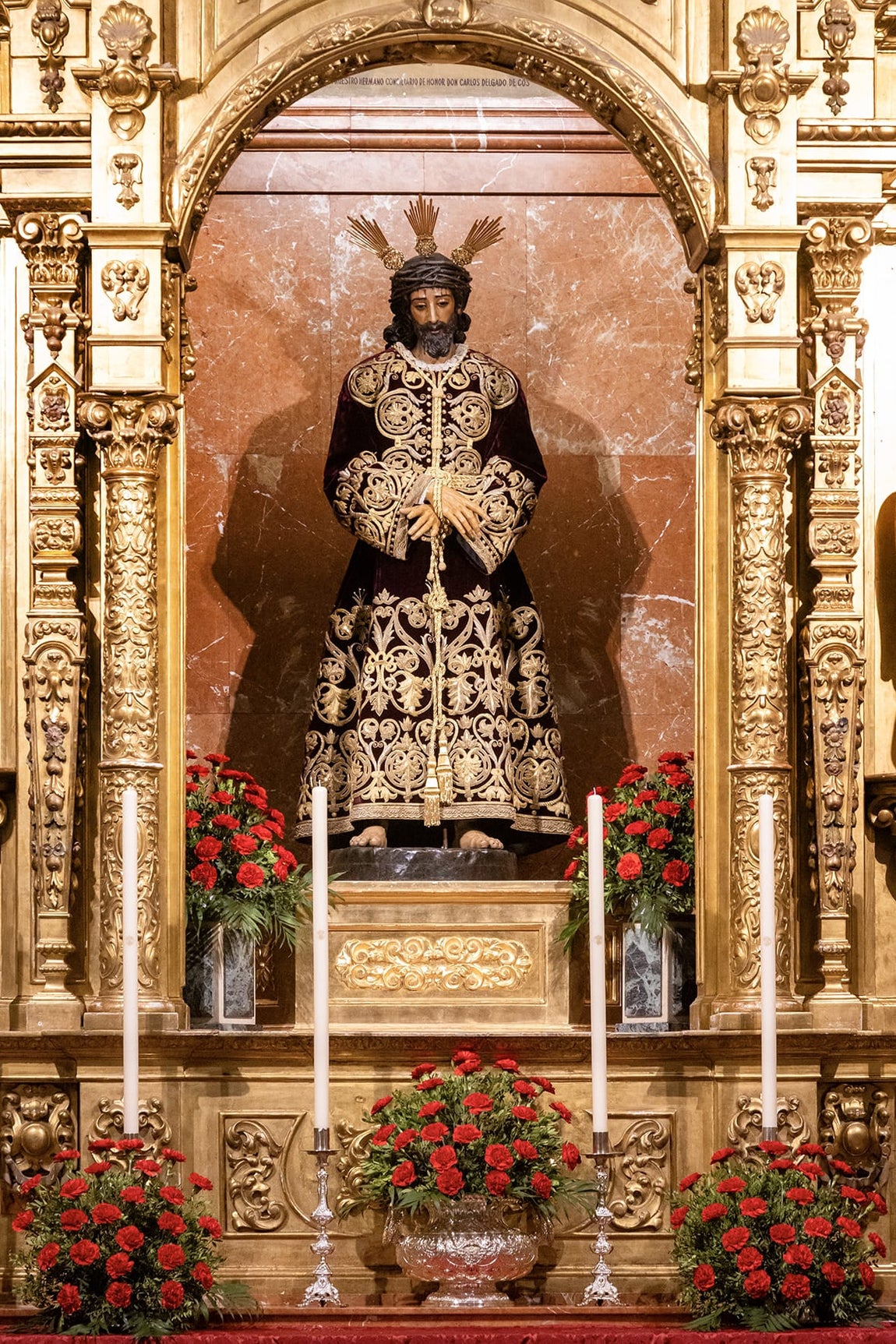 En Imágenes: El Señor de la Sentencia de la Macarena vuelve al culto tras su intervención