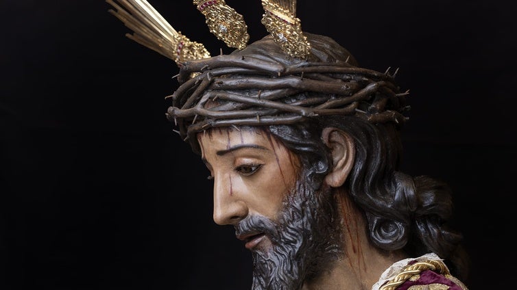 En Imágenes: El Señor de la Sentencia de la Macarena vuelve al culto tras su intervención