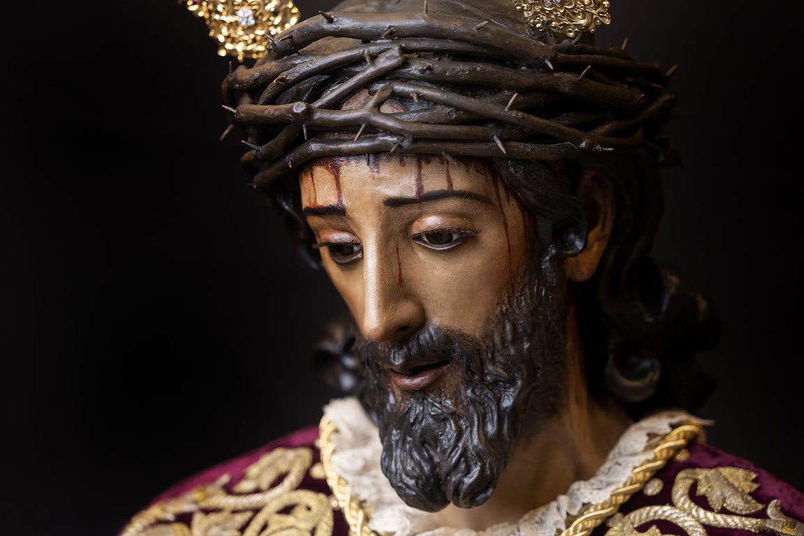 En Imágenes: El Señor de la Sentencia de la Macarena vuelve al culto tras su intervención