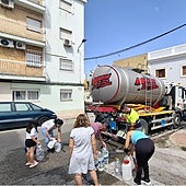 Una nueva avería en otra tubería mantiene sin agua a una decena de pueblos de Sevilla, a los que están llegando camiones cisterna