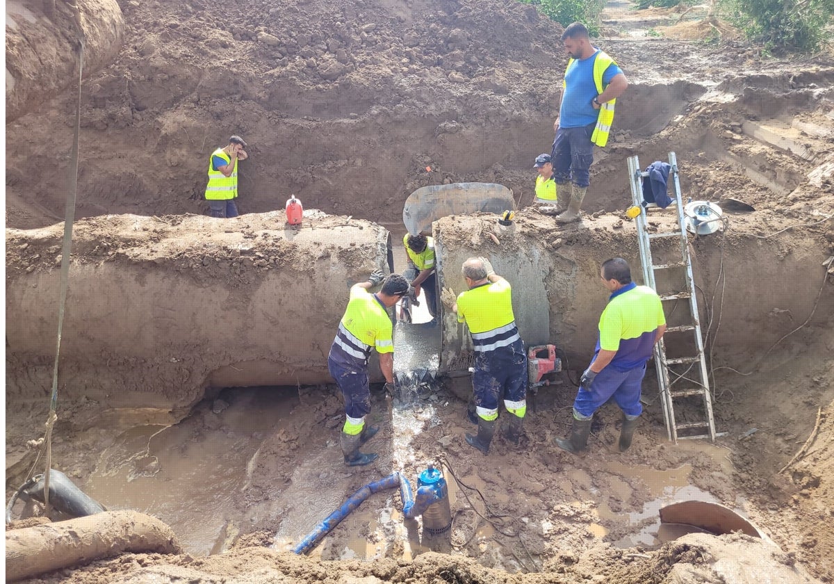 Operarios reparando la avería en la tubería detectada en el término municipal de Tocina