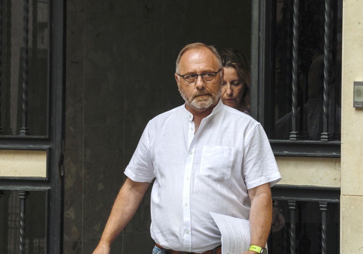 Antonio del Castillo, en una imagen de archivo, sale de su casa para ofrecer una rueda de prensa