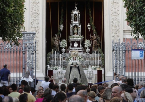 Imagen secundaria 1 - San Juan Evangelista de Pedrera volverá a participar preparando un altar en el arquillo del Ayuntamiento de Sevilla, Pasión lo hará en la puerta principal del Salvador y la Redención en la calle Sierpes