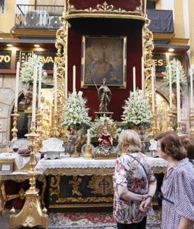 Imagen secundaria 2 - San Juan Evangelista de Pedrera volverá a participar preparando un altar en el arquillo del Ayuntamiento de Sevilla, Pasión lo hará en la puerta principal del Salvador y la Redención en la calle Sierpes