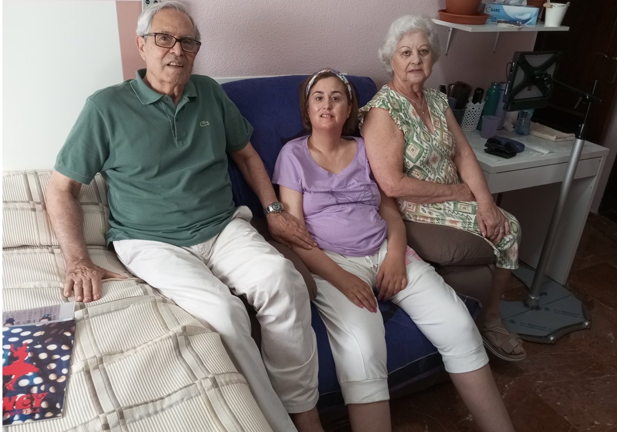 María José Álvarez, con sus padres en el salón de su casa