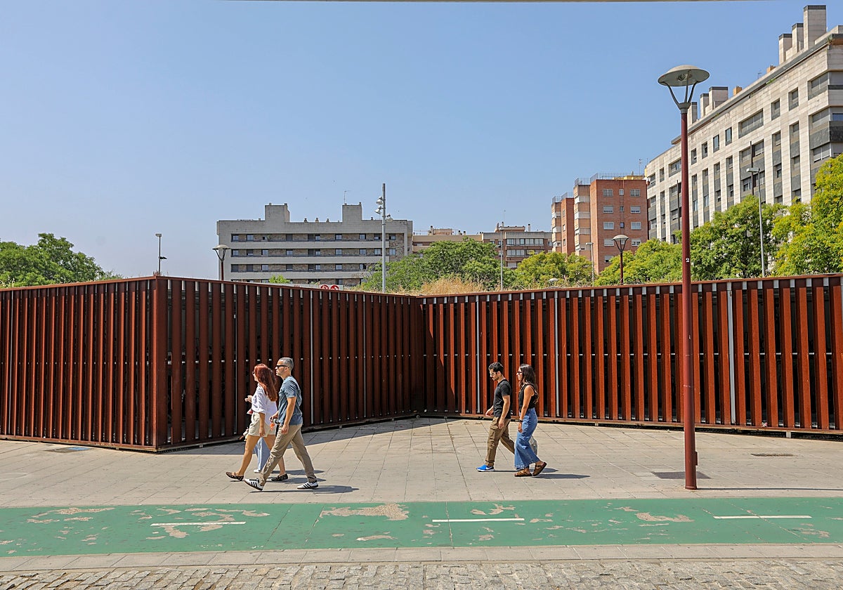 El viandante se acostumbra a un paisaje urbano desalentador y mejorable