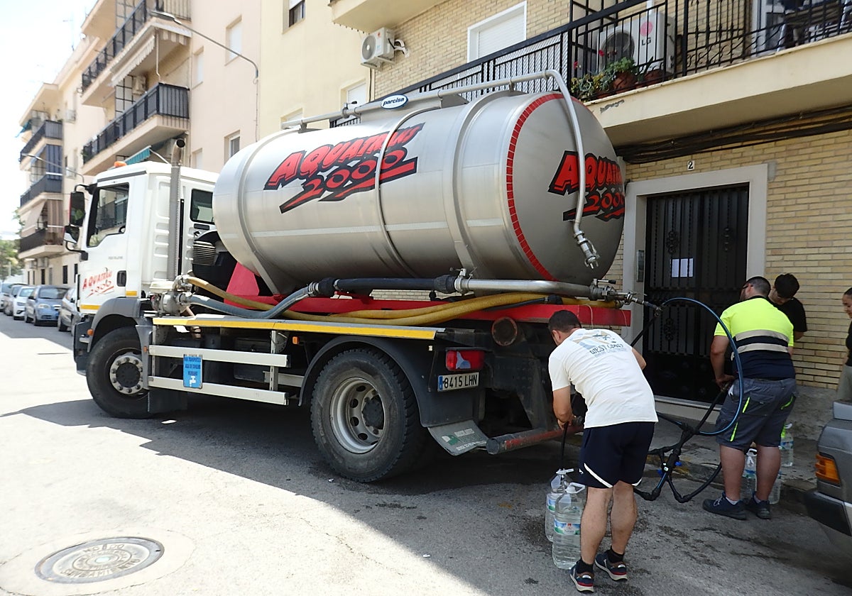 Durante todo el fin de semana los utreranos se han abastecido gracias a los camiones que han repartido agua