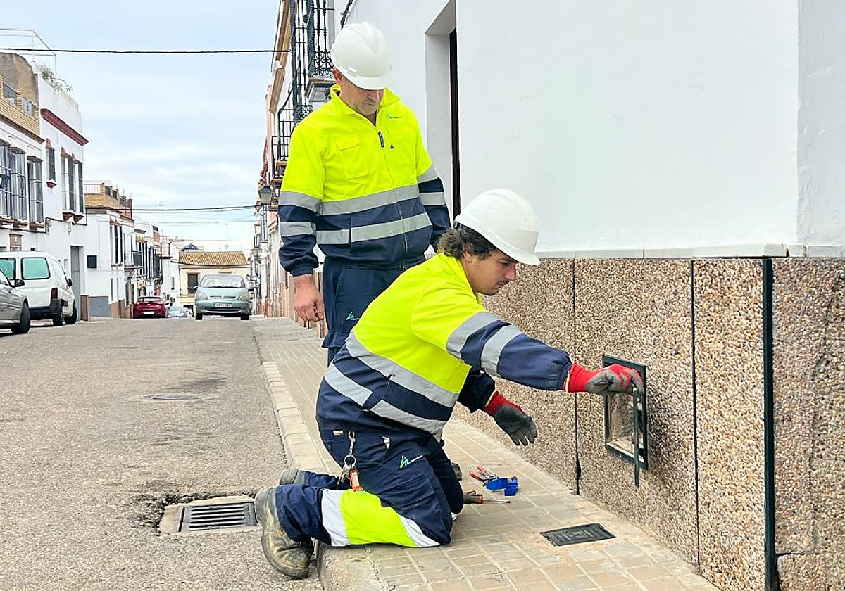 Dos fontaneros trabajan en una de las localidades afectadas