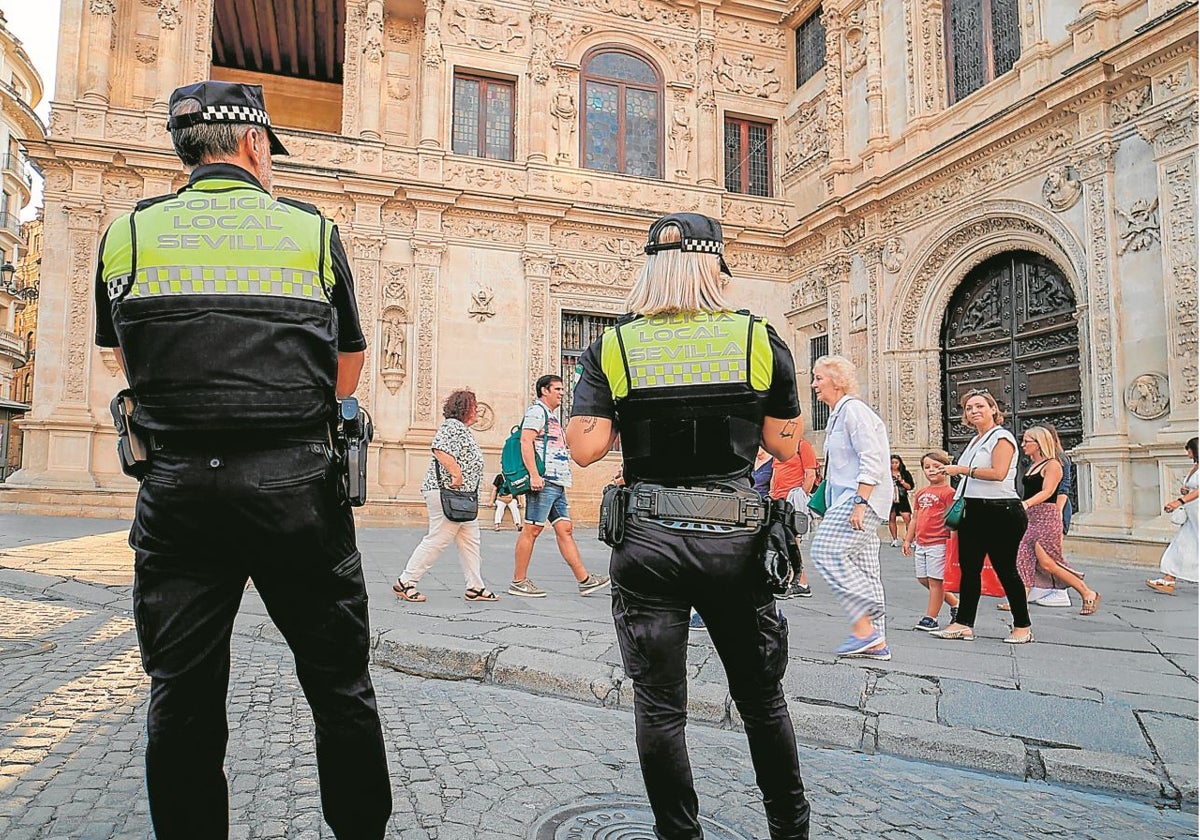 Dos agentes de la Policía Local junto al Ayuntamiento