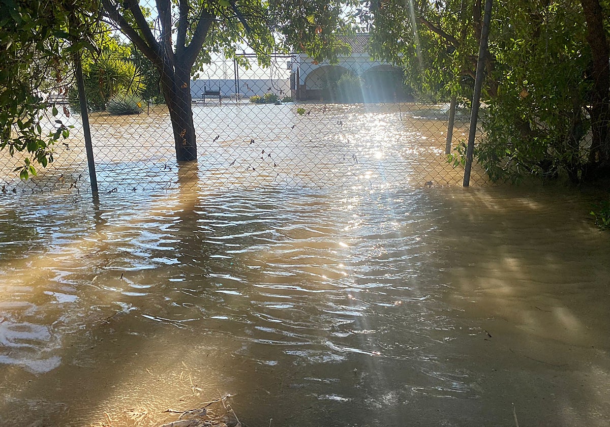 Así quedó la urbanización de Los Jinetes durante la última rotura de la tubería de alta presión del Huesna