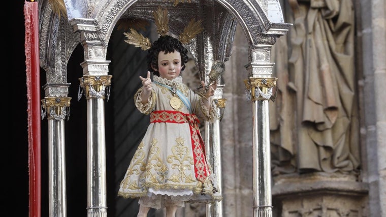 La Custodia estrena costaleros en un jueves de Corpus de Sevilla de sol y mucho calor