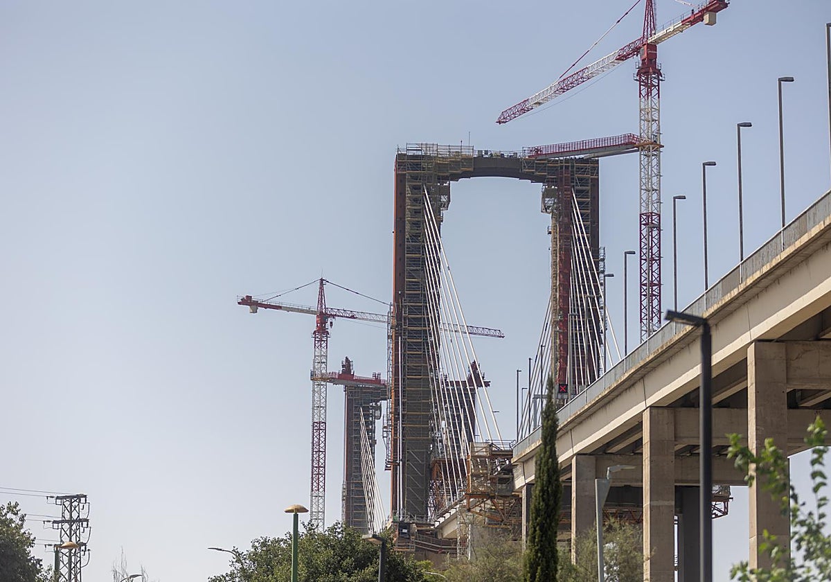 Los primeros cuatro tirantes ya están instalados en el puente del Centenario