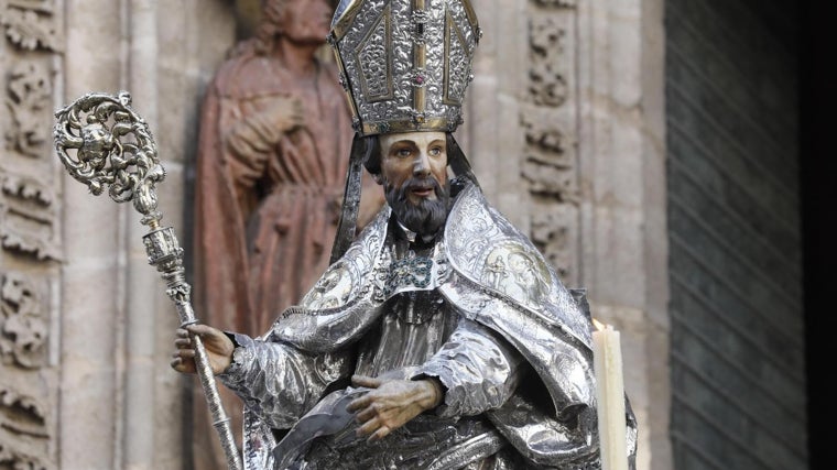 La Custodia estrena costaleros en un jueves de Corpus de Sevilla de sol y mucho calor