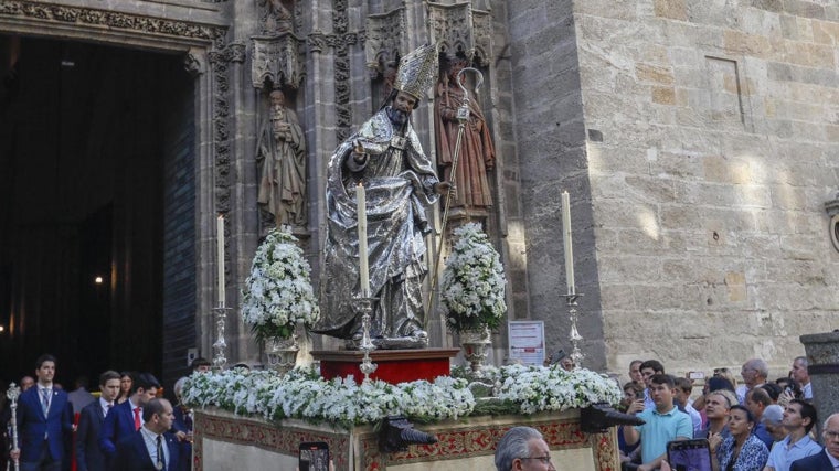 La Custodia estrena costaleros en un jueves de Corpus de Sevilla de sol y mucho calor