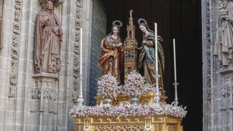 La Custodia estrena costaleros en un jueves de Corpus de Sevilla de sol y mucho calor