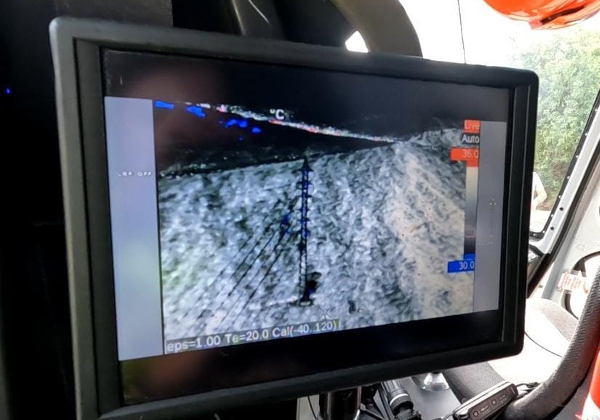 Interior de uno de los helicópteros desde el que se vigila las redes de Endesa