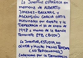 Aparece un cartel en Sevilla en protesta por la libertad condicional de uno de los asesinos de Alberto Jiménez-Becerril y Ascensión García