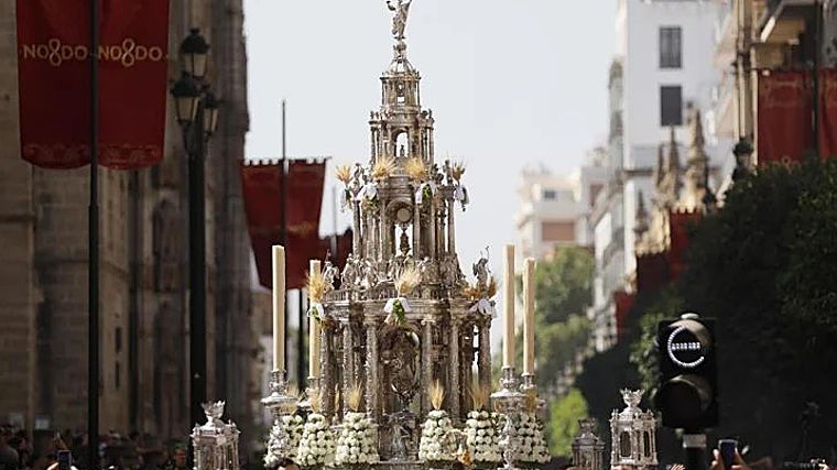 La custodia de Juan de Arfe en la procesión del Corpus. Diseñada y ejecutada entre 1580 y 1587, es una de las grandes obras de la orfebrería española. Con más de tres metros de altura, recorre cada año el centro de Sevilla portando al Santísimo Sacramento, acompañada por el Cabildo, el clero y una compañía de honores del Ejército