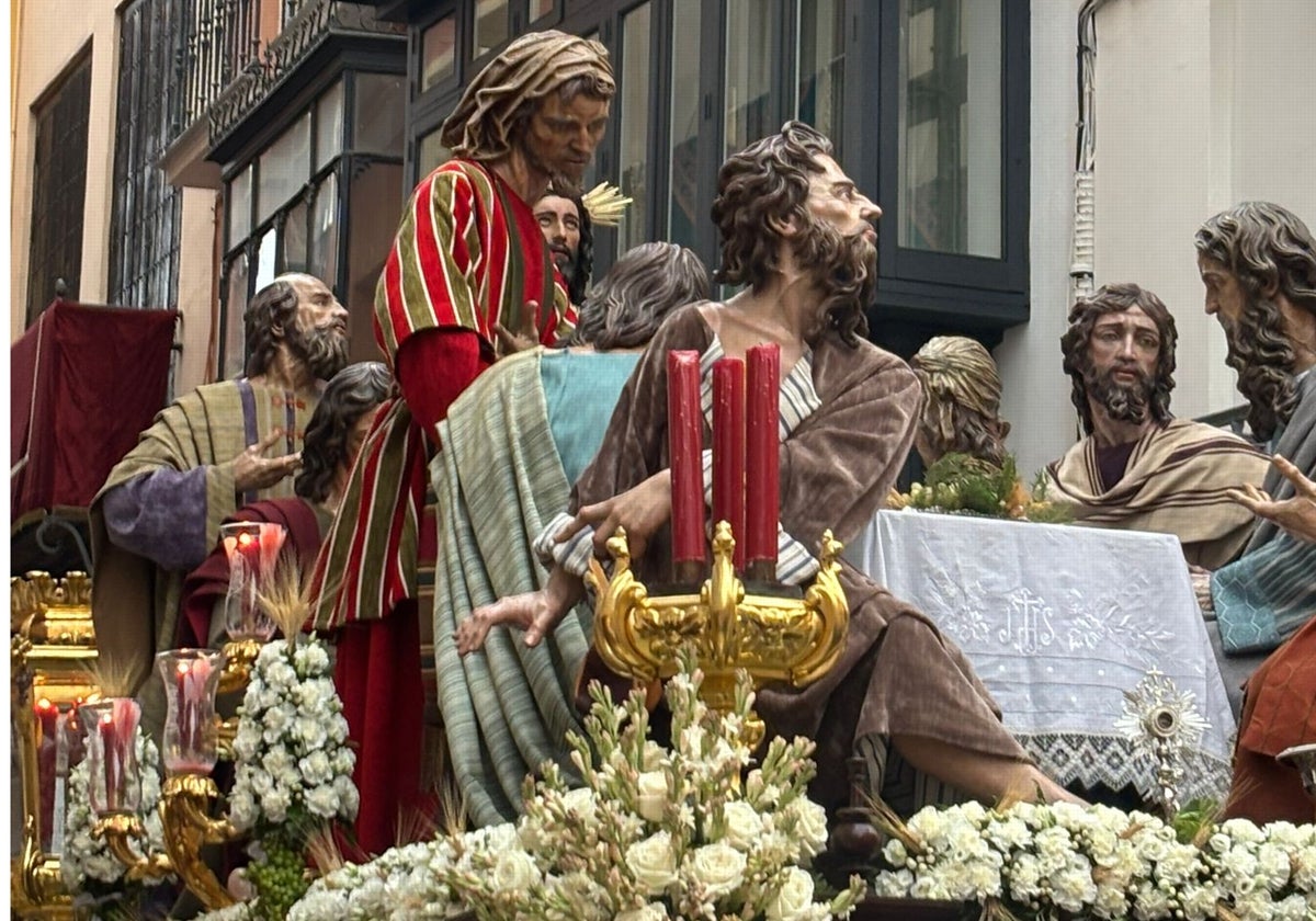 En la imagen, el farol delantero derecho del misterio de la Cena, que se ha roto en la calla Francos