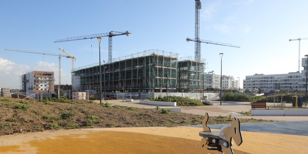 La compraventa de viviendas cayó un 5% en abril en Andalucía
