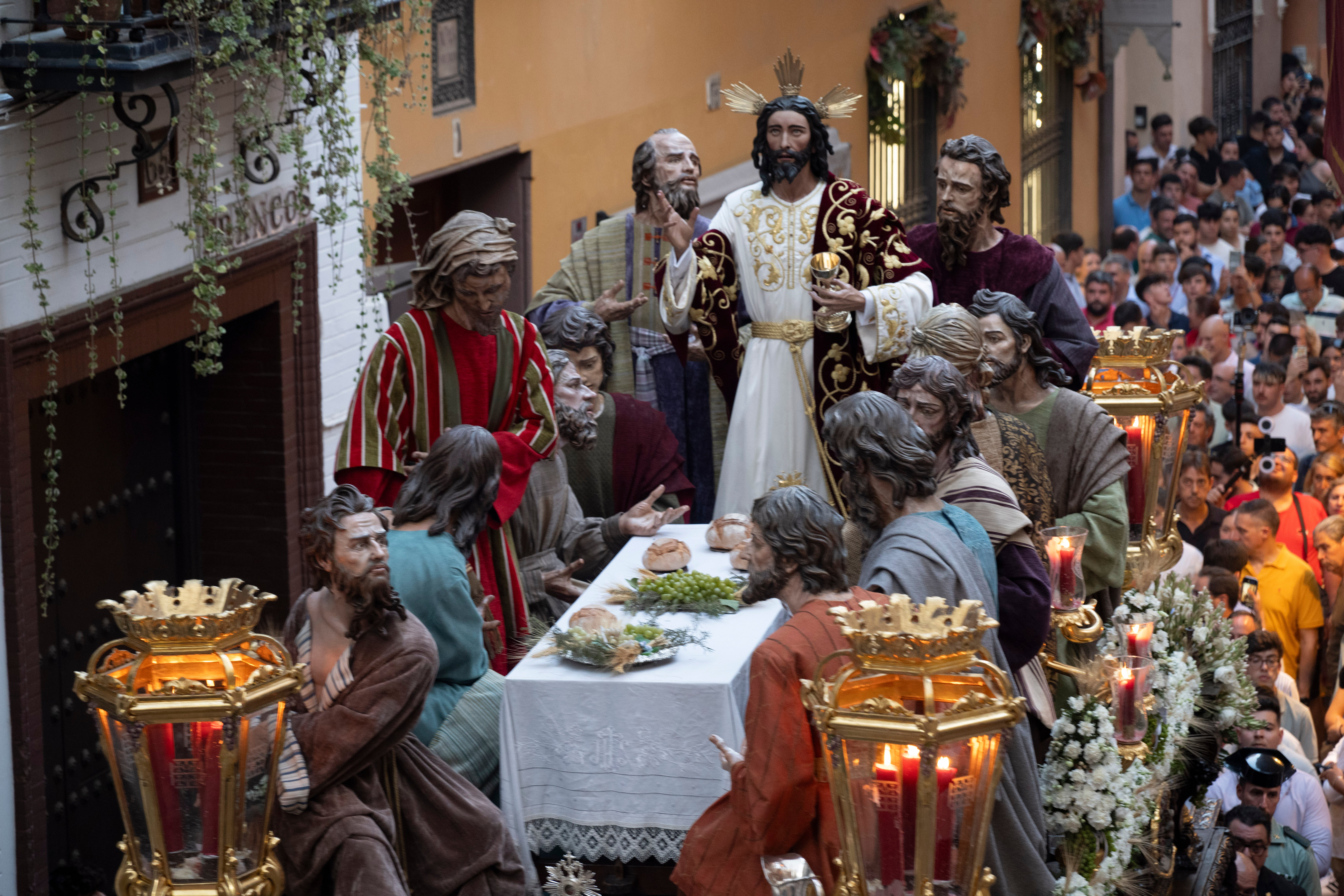 El regreso de la Hiniesta Gloria y el Señor de la Cena, en imágenes
