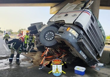 Un camión choca contra un puente de la autovía A-92 en Alcalá de Guadaíra tras perder el control por un reventón de una rueda