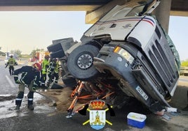 Un camión choca contra un puente de la autovía A-92 en Alcalá de Guadaíra tras perder el control por un reventón de una rueda