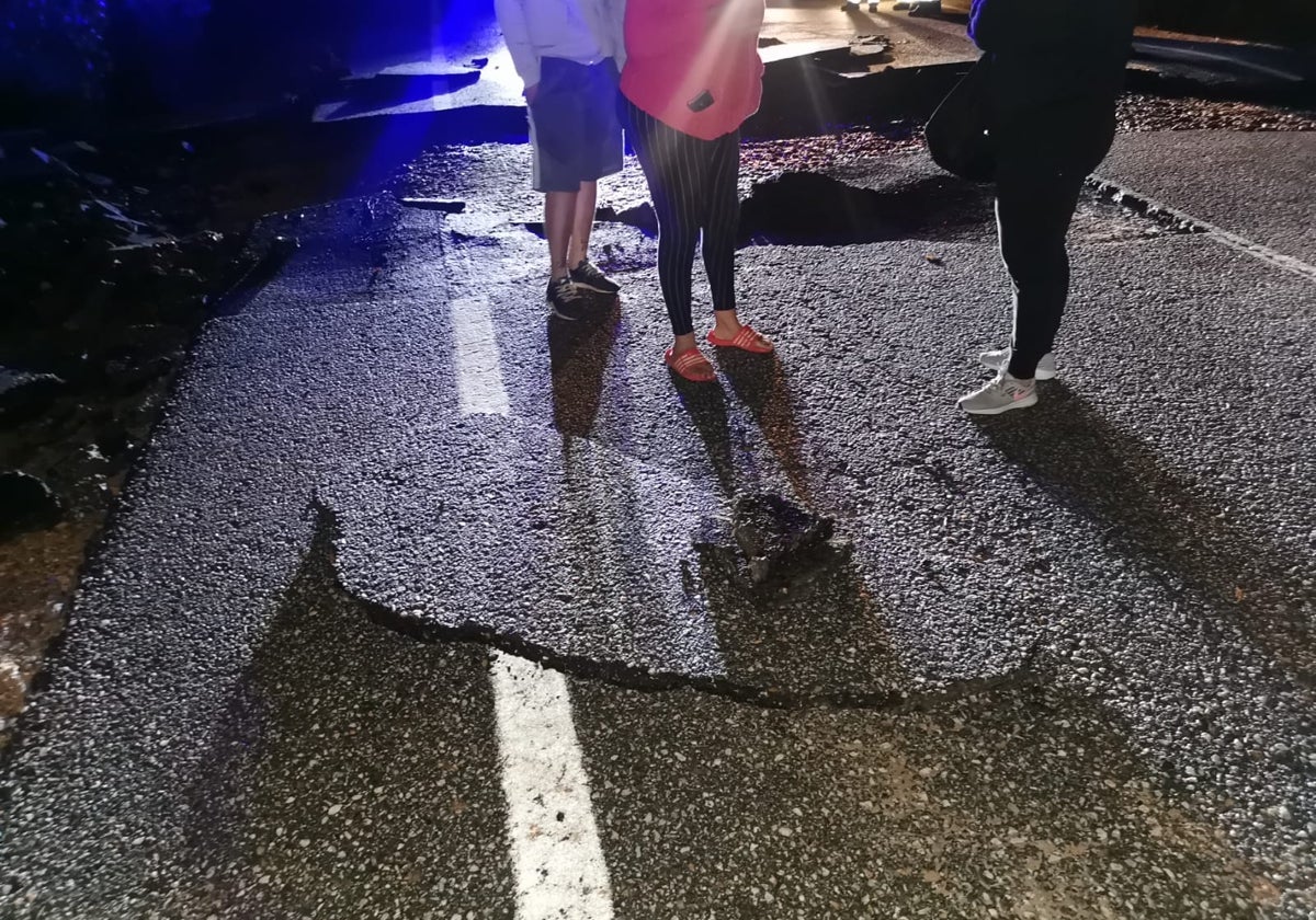 Estado en el que quedó la carretera después de la segunda avería de la tubería junto a la urbanización Los Jinetes
