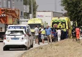 El rescate de la víctima del accidente de Camas se alarga por ser de una dificultad máxima