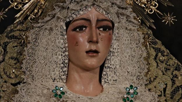 Imagen antes - La Macarena, antes y después del retoque de las pestañas