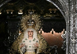 La Macarena vuelve al culto entre la emoción y la controversia de los devotos