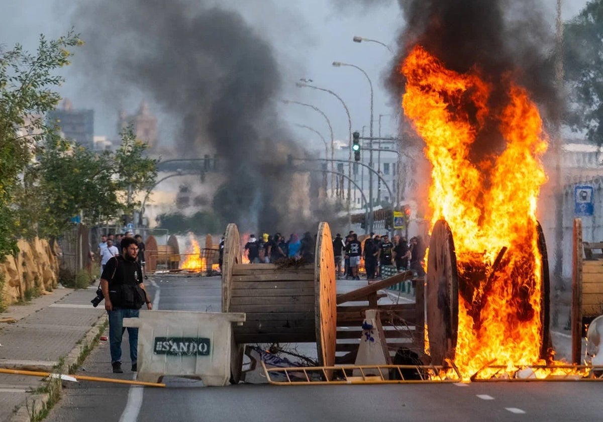 Una de las protestas de los trabajadores del metal en la carretera industrial de Cádiz