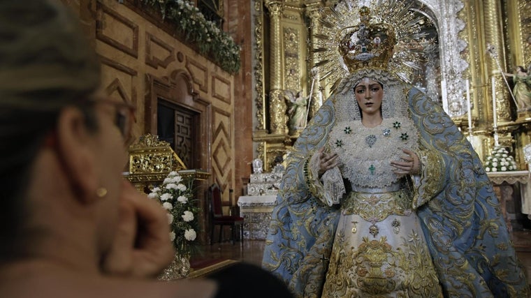 La Macarena, expuesta a la veneración de los sevillanos