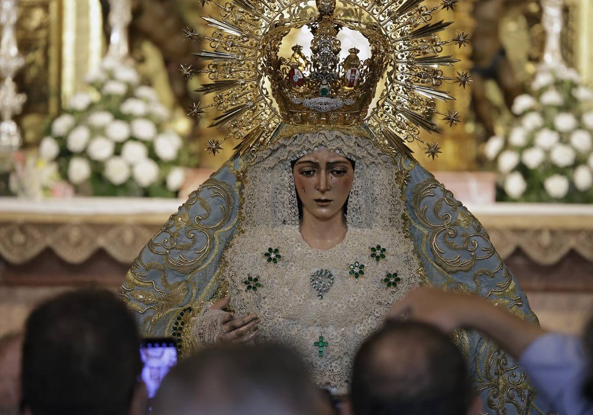 Numerosos fieles visitan a la Macarena para ver cómo luce tras una nueva intervención