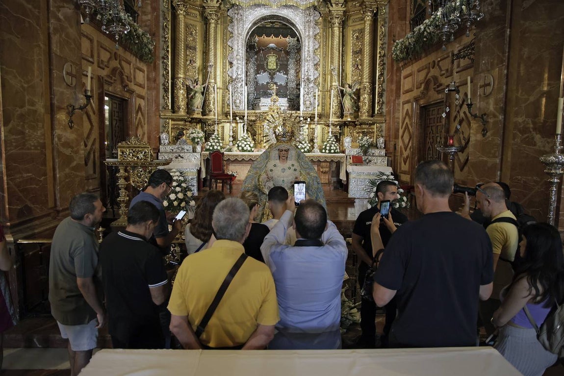 Visita de multitud de fieles a la Macarena tras su última intervención