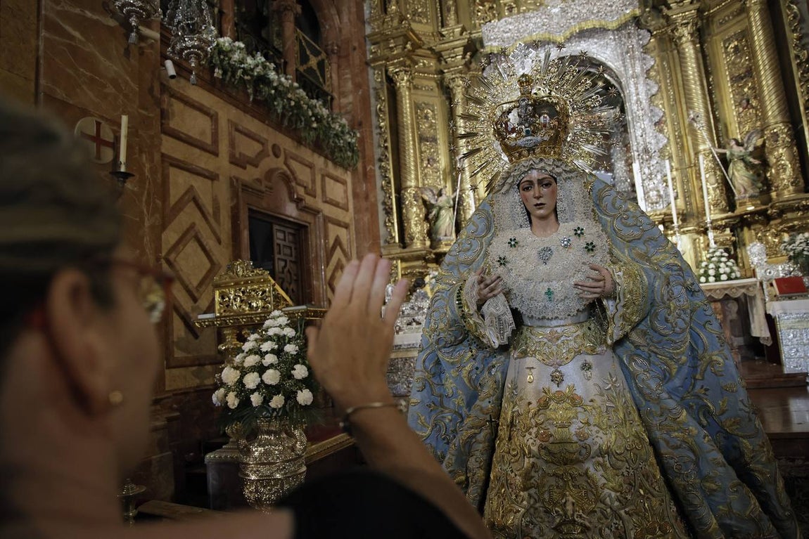 Visita de multitud de fieles a la Macarena tras su última intervención