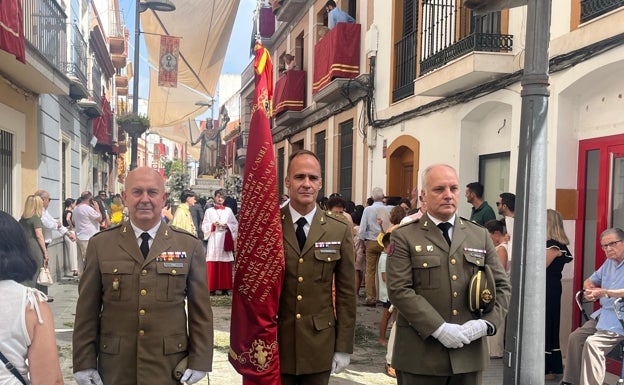 Representación del Regimiento de Transmisiones número 22, de la Base Militar de El Copero, con el pendón de San Fernando