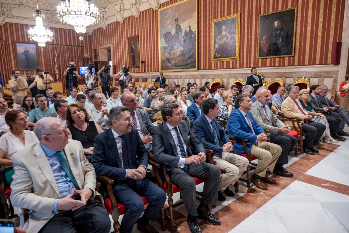 Presentación de la corona y saya de la coronación de la Virgen del Rocío