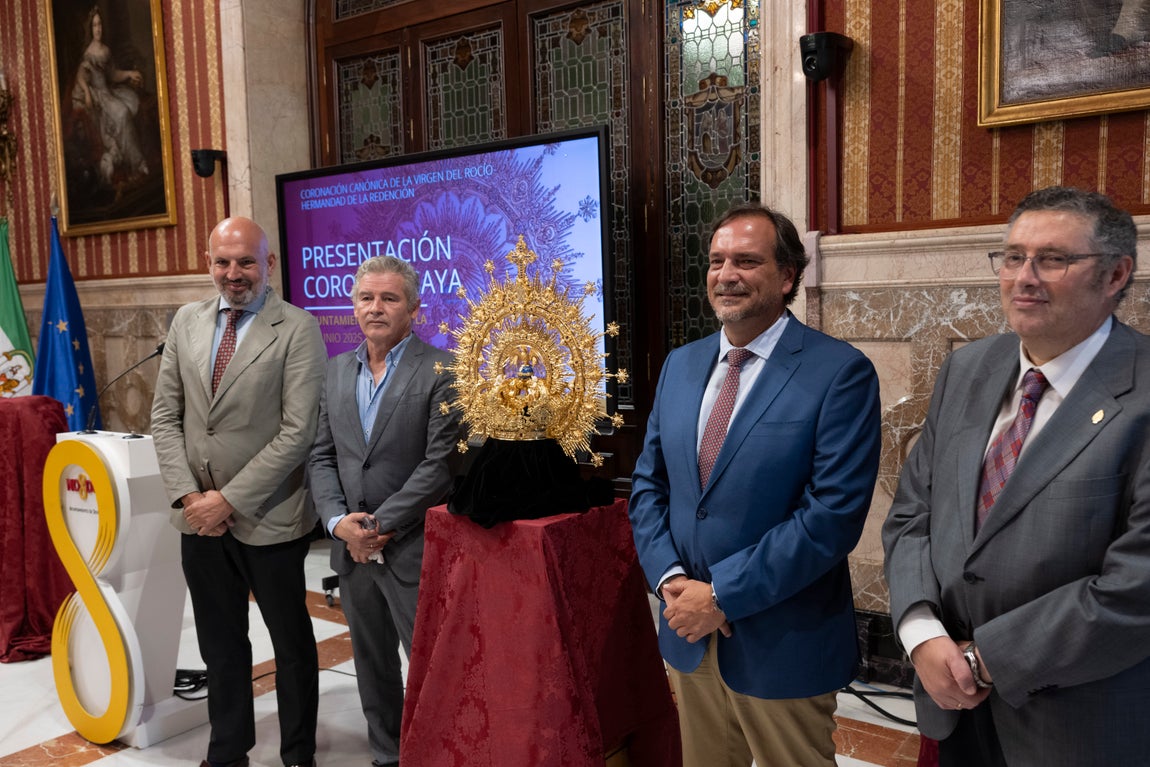 Presentación de la corona y saya de la coronación de la Virgen del Rocío
