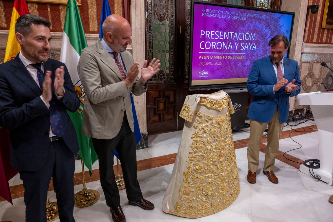 Presentación de la corona y saya de la coronación de la Virgen del Rocío