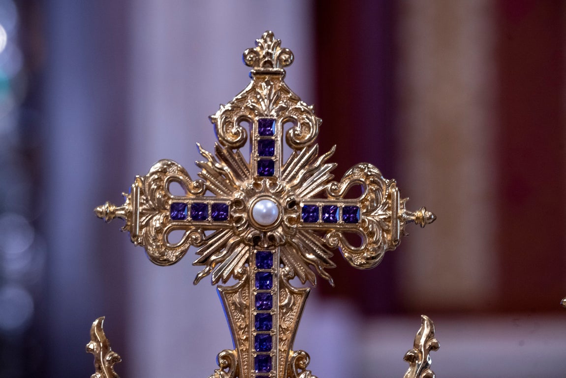 Presentación de la corona y saya de la coronación de la Virgen del Rocío