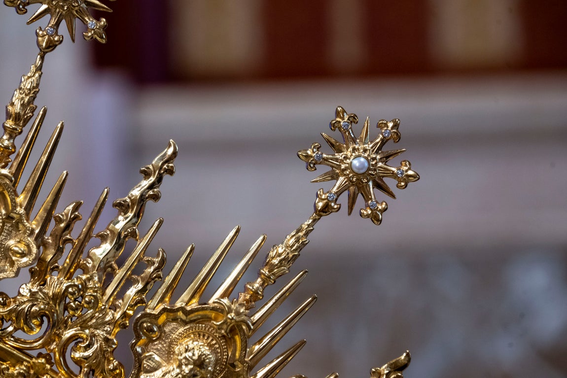 Presentación de la corona y saya de la coronación de la Virgen del Rocío