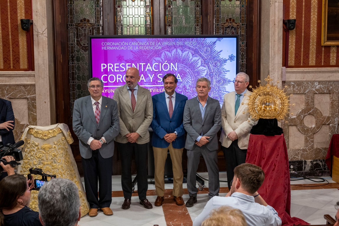 Presentación de la corona y saya de la coronación de la Virgen del Rocío