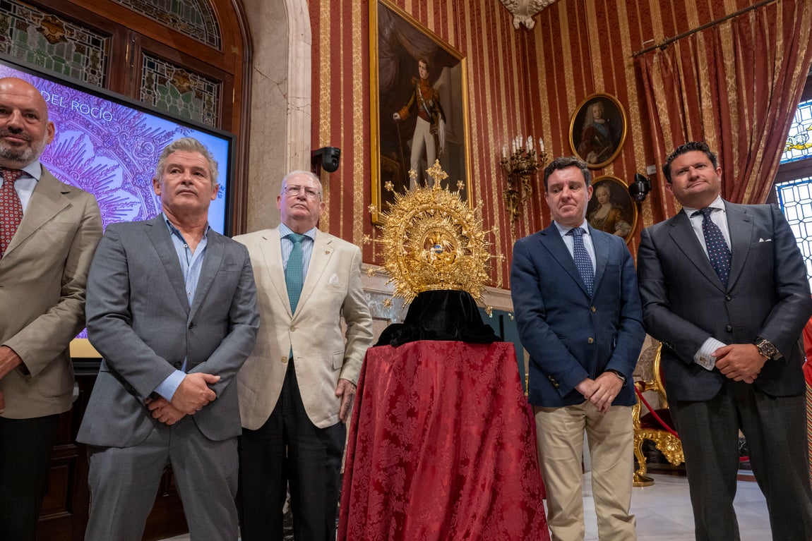 Presentación de la corona y saya de la coronación de la Virgen del Rocío